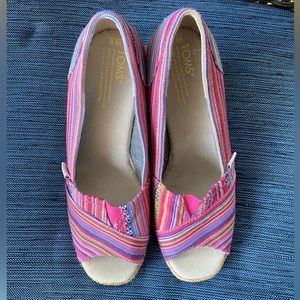 NWOT TOMS multi color Espadrilles Peep Toe Canvas Wedges Sandals Heels size 8
